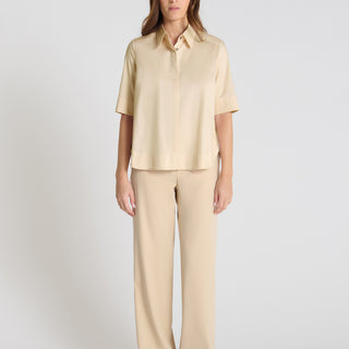 Chemise blanche femme satin de coton, manches courtes, patte cachée boutons nacre, vue de face - Capucine
