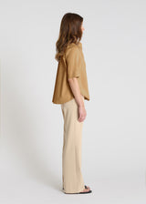 Chemise femme havane coton satiné, vue de profil, matière douce et élégante - Capucine
