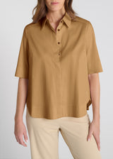 Chemise marron femme manches courtes, détail empiècement dos et coupe fluide féminine - Capucine
