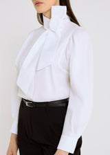 Chemise blanche femme chic Charlotte – col mao, lavallière amovible, manches bouffantes, boutons nacre, tenue élégante

