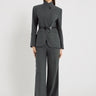 Veste gris chevron femme Christie – blazer long col officier, devant croisé asymétrique, boutons corozo
