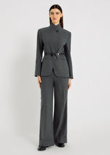 Veste gris chevron femme Christie – blazer long col officier, devant croisé asymétrique, boutons corozo
