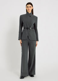 Veste gris chevron femme Christie – blazer long col officier, devant croisé asymétrique, boutons corozo
