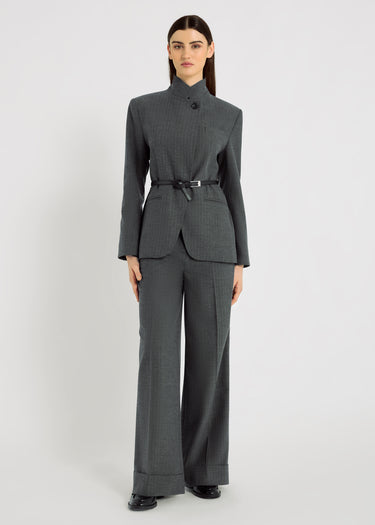 Veste gris chevron femme Christie – blazer long col officier, devant croisé asymétrique, boutons corozo
