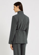 Veste blazer gris femme Christie – tissu chevron structuré, col officier, silhouette élégante et affirmée
