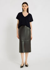 Jupe crayon noire femme Colette – simili cuir, coupe ajustée, fente devant, découpes placées, piqûres apparentes
