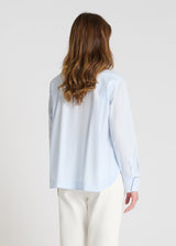 Chemise Dahlia bleu ciel portée chemise femme bleu ciel coton coupe droite fluide
