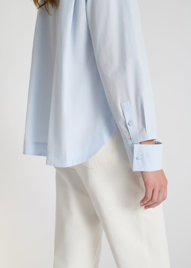 Vue arrière chemise Dahlia bleu ciel popeline coton dos fluide chemise femme chic
