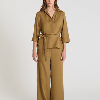 Blouse Daisy tabac en Tencel, chemisier femme chic avec encolure ouverte et manches longues, vue de face
