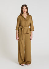 Blouse Daisy tabac en Tencel, chemisier femme chic avec encolure ouverte et manches longues, vue de face

