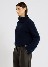 Pull bleu nuit baby alpaga Dante – manches longues évasées, côtes sur manches, laine vierge fils italiens
