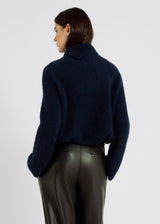Pull oversize bleu nuit femme Dante – baby alpaga doux et chaud, emmanchure marteau, silhouette décontractée chic
