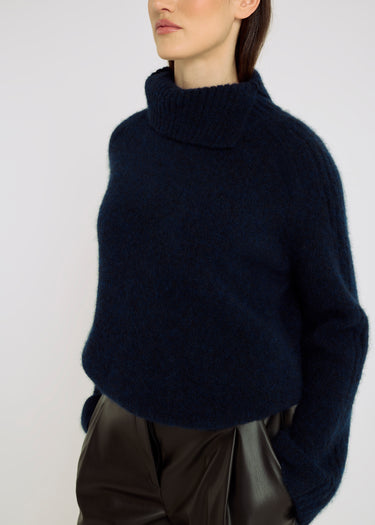 Pull bleu nuit femme Dante – baby alpaga col roulé fendu, manches évasées côtelées, pull en merinos femme chic
