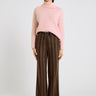 Pull rose femme baby alpaga Dante – col roulé fendu, emmanchure marteau, manches évasées côtelées, oversize

