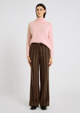 Pull rose femme baby alpaga Dante – col roulé fendu, emmanchure marteau, manches évasées côtelées, oversize
