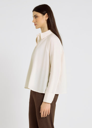 Image 2 : Chemisier blanc femme chic, coupe évasée volume dos, patte boutonnage cachée, popeline coton – Dezba ivoire
