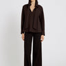 Blouse Doli couleur chocolat – chemisier femme chic en coton, col bouffant, coupe droite fluide
