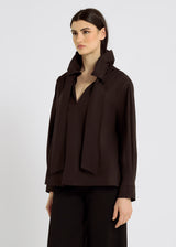 Chemisier femme chic Doli – blouse coton couleur chocolat, col bouffant, silhouette fluide et élégante

