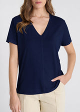 T-shirt col V bleu marine femme, détail découpes structurantes avant et arrière, jersey coton lyocell
