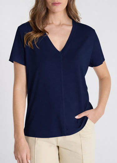 T-shirt col V bleu marine femme, détail découpes structurantes avant et arrière, jersey coton lyocell
