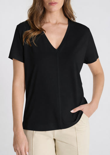 T-shirt noir femme chic Emilion, détail encolure V élégante et manches courtes, matière jersey coton lyocell douce
