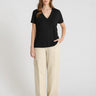 T-shirt col V noir femme Emilion en jersey coton lyocell, vue de face, coupe fluide avec découpes structurantes
