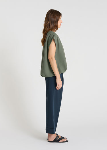 Sweat oversize femme vert kaki col V, plis bas graphiques silhouette féminine – Edelweiss
