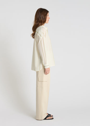 Chemise Églantine jaune portée chemise rayée femme voile coton coupe droite fluide

