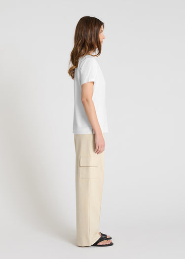 Blouse blanche femme col V en coton lyocell, vue de dos, découpes structurantes, tombé fluide et moderne
