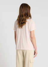Blouse femme rose chic jersey coton col V manches courtes détail
