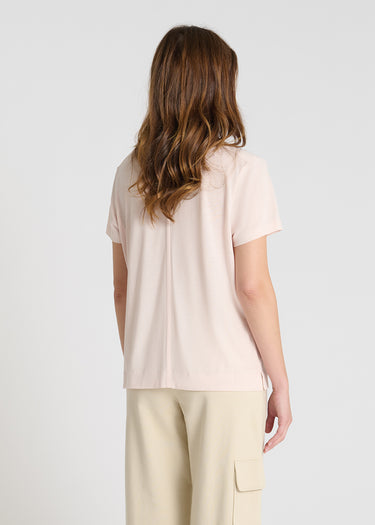 Blouse femme rose chic jersey coton col V manches courtes détail
