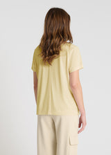 T-shirt femme jaune col V en coton lyocell, vue de profil, style décontracté chic - Emilion
