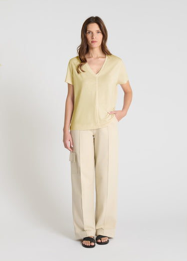 T-shirt col V jaune moutarde femme en coton lyocell, vue de face, coupe fluide et manches courtes - Emilion
