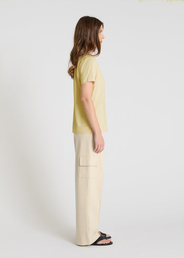 Débardeur jaune moutarde femme col V, vue de dos, fentes latérales et tombé fluide - Emilion
