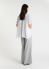 Blouse blanche femme Eshal – col boutonné nacre, manches courtes, coupe évasée

