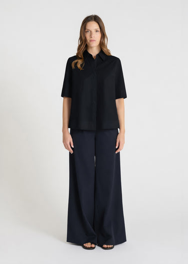 Détail chemisier noir femme, empiècement plissé dos, boutons nacre - Vue arrière rapprochée Fleurette
