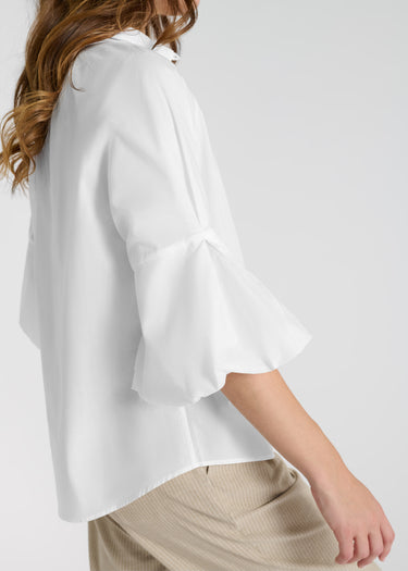 Chemise blanche femme Fiza – blouse chic voile de coton, col haut, silhouette épurée et raffinée
