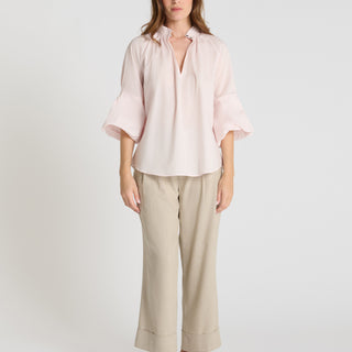 Blouse rose cerise en voile de coton avec col haut et manches ballon, vue de face - Fiza
