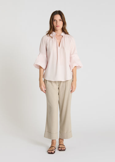 Blouse rose cerise en voile de coton avec col haut et manches ballon, vue de face - Fiza
