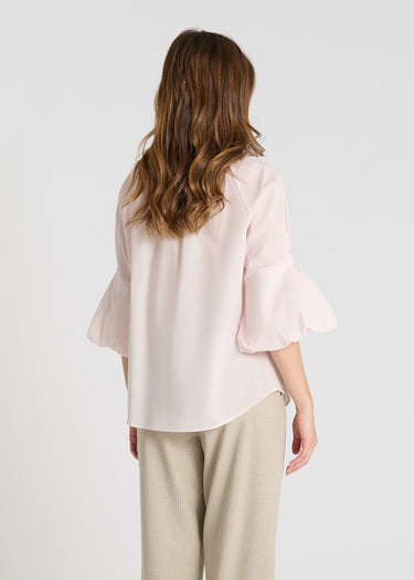 Détail col haut avec plis couchés et boutons nacre, blouse voile de coton rose - Fiza
