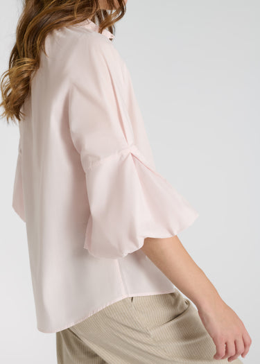 Vue arrière blouse voile de coton léger rose, manches ballon avec plis creux - Fiza
