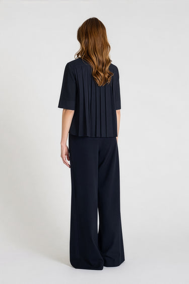 Détail chemise bleu marine femme, popeline coton structurée, finition soignée 
