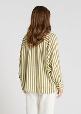 Détail chemise Flore vert kaki rayée voile coton boutons nacre patte boutonnage
