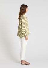 Chemise Flore vert kaki portée chemise rayée femme voile coton coupe fluide décontractée
