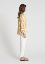 Chemise Flore jaune miel portée chemise rayée femme voile coton coupe fluide décontractée
