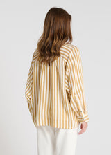 Détail chemise Flore jaune miel rayée voile coton boutons nacre patte boutonnage
