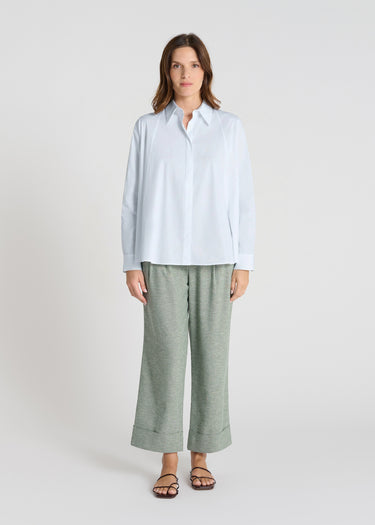 Chemise femme bleu marine popeline col caché, coupe évasée plis dos fluide – Fresia
