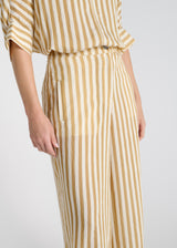 Détail pantalon Genepi beige miel rayures verticales poches passepoilées braguette bouton nacre
