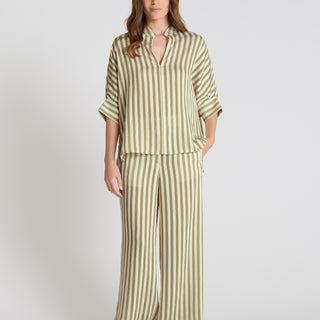 Blouse Gentiane kaki en voile rayé léger, col officier, manches courtes, coupe fluide pour femme chic
