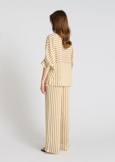 Chemisier Gentiane rayé, blouse manche courte femme avec revers boutonné et bas arrondi, vue de profil
